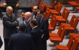 Discussisons à l'ONU entre l'ambassadeur russe Vassily Nebenzia (C-D) et l'ambassadeur syrien Bachar al-Jaafari (G) sur un projet de trêve humanitaire dans le fief rebelle de la Ghouta orientale, cible de frappes du régime syrien, le 23 février 2018 
