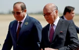 Le ministre irakien des Affaires étrangères, Fouad Hussein (d), accompagne le président égyptien Abdel Fattah al-Sissi après son arrivée à Bagdad avant le 34e sommet de la Ligue arabe, le 17 mai 2025