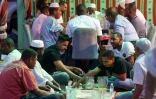 Des Soudanais bloqués, en Arabie saoudite, se retrouvent pour l'iftar collectif, le repas de rupture de jeûne du ramadan, le 27 mars 2024 à Ryad 
