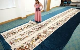 Mia Hansson continue de coudre sa réplique de la tapisserie de Bayeux, le 24 février 2022 à Wisbech, en Angleterre