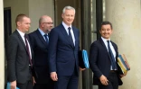 Le ministre de l'Economie Bruno Le Maire entouré d'autres membres du gouvernement français, à la sortie du conseil des ministres le 22 août 2018 à l'Elysée, à Paris