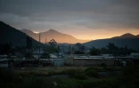Le soleil se couche sur le township de Nkqubela, où résident de nombreux travailleurs agricoles de la région, dans la ville de Robertson, province du Cap-Occidental (Afrique du Sud), le 9 juillet 2026