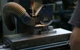 

Une pièce d'acier travaillée à l'usine Brandauer, une entreprise qui fabrique minuscules composants métalliques, le 11 juin 2026 à Birmingham, dans le centre de l'Angleterre