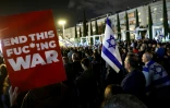Des Israéliens participent à une manifestation appelant à la fin de la guerre à Gaza et à la libération des otages, sur la place des otages à Tel-Aviv, le 18 mars 2025
