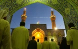 Des Irakiens chiites à l'entrée du sanctuaire de l'imam Hussein dans la ville sainte irakienne de Kerbala, le 23 avril 2003