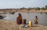 Des habitants au bord de la rivière Shabelle à Gode, le 8 avril 2022 en Ethiopie
