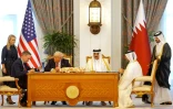 L'émir du Qatar, Cheikh Tamim ben Hamad al-Thani, le président américain Donald Trump,  le PDG de Boeing, Kelly Ortberg (g), et le PDG de Qatar Airways, Badr Mohammed al-Meer (d), lors d'une cérémonie de signature au Palais royal de Doha, le 14 mai 2025