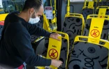 Installation de pancartes de signalisation dans un autobus à Mulhouse le 8 mai 2020