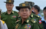 Le général birman Min Aung Hlaing, lors de la visite d'un pont près de la capitale, le 29 août 2018