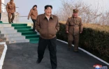 Photo diffusée le 20 mars 2024 par l'agence nord-coréenne Kcna du dirigeant nord-coréen Kim Jong Un (d) supervisant l'essai d'un moteur à combustible solide pour un "nouveau type de missile hypersonique de portée intermédiaire" sur le site de lancement de Sohae, le 19 mars 2024 dans le nord-ouest du pays