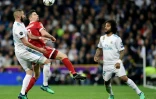 L'attaquant français du Real Madrid Karim Benzema, à la lutte avec son homologue polonais du Bayern Munich Robert Lewandowski, lors de la demi-finale retour de la Ligue des Champions, le 1er mai 2018 au Stade Santiago Bernabéu