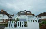 Une installation illuminée "In or Out" (dedans ou dehors) devant une maison à Hangleton près de Brighton le 23 juin 2016