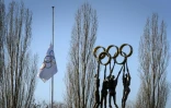Le drapeau olympique (g) au siège du CIO à Lausanne, le 5 janvier 2015