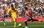 L'attaquant espagnol du FC Barcelone Ferran Torres (à gauche) marque le but de son équipe lors du match de Liga contre l'Atlético Madrid, au Camp Nou le 23 avril 2023
