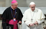 Le pape François (droite) à son arrivée à la pro-cathédrale Sainte-Marie de Dublin, le 25 août 2018