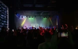 Des spectateurs assistent à un concert d'un groupe russe de rock alternatif dans une discothèque de Minsk, le 25 janvier 2025 au Bélarus