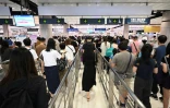 Des touristes de Hong Kong font la queue pour traverser la frontière vers Shenzhen au poste de contrôle de Lok Ma Chau, le 1er mai 2024