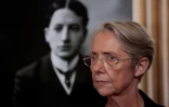 La Première ministre Elisabeth Borne devant un portrait de l'ex-ministre Georges Mandel assassiné en 1944 par des miliciens français, le 15 juillet 2022 à l'Hôtel de Matignon