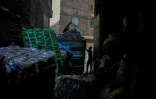 Des travailleurs égyptiens chargent des ballots de plastique à recycler dans la "ville des déchets"n dans le quartier du Caire de Manshiyet Nasser, le 6 juillet 2026.