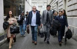 L'ancien anesthésiste français Frédéric Pechier (2ème à gauche) arrive avec ses avocats Ornella Spatafora (à gauche), Randall Schwerdorffer (2ème à droite) et Lee Takhedmit le jour de l'ouverture de son procès, au tribunal de Besançon dans le nord-est de la France, le 8 septembre 2025