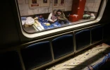 Des habitants de Kiev réfugiés dans le métro de la capitale ukrainienne pour se protéger des bombardements russes, le 19 mars 2022