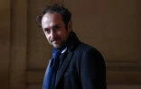 L'ex-otage et photojournaliste Edouard Elias arrive au procès de Mehdi Nemmouche et de ses coaccusés, le 26 février 2025 à Paris