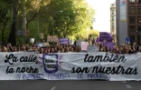 Des manifestants défilent derrière la banderole "La rue, la nuit nous appartiennent aussi", sous l'égide du Mouvement féministe de Madrid, le 4 mai 2018 à Madrid