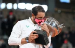 Rafael Nadal embrasse la coupe des Mousquetaires après sa victoire sur Novak Djokovic à Roland-Garros, le 11 octobre 2020