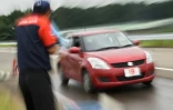Pratique du freinage d'urgence lors d'un stage de conduite pour seniors organisé par la Japan Automobile Federation (JAF), à Kanuma le 23 juillet 2017