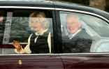 Le roi Charles III et la reine Camilla saluent la foule alors qu'ils quittent en voiture Clarence House, le 6 février 2024 à Londres