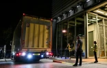Le camion transportant la tapisserie de Bayeux arrive au British Museum à Londres, le 10 juillet 2026