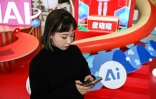 Cette photo prise le 2 février 2024 montre Lu Yu, responsable de la gestion des produits et des opérations de Wantalk, un chatbot à intelligence artificielle créé par la société technologique chinoise Baidu, montrant le profil d'une petite amie virtuelle sur son téléphone, au siÚge de Baidu à Pékin