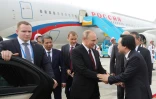 Le président russe Vladimir Poutine à son arrivée à l'aéroport de Danang, le 10 novembre 2017, pour le sommet annuel des pays du forum de l'Asie-Pacifique (Apec)