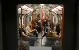 Des passagers dans une rame du métro de Londres, le 20 août 2016 après l'inauguration du métro de nuit