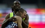L'émotion de Timothée Adolphe, dans les bras de son guide Yannick Fonsat, après son 200 m aux Mondiaux d'athlétisme handisport de Londres, le 21 juillet 2017