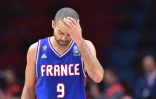 La déception de Tony Parker après la défaite de la France en demi-finale de l'Euro, le 17 septembre 2015 à Villeneuve-d'Ascq