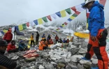 Des membres d'une expédition au camp de base de l'Everest, le 2 mai 2021 au Népal