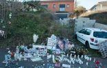 Des fleurs et des bougies déposées devant la maison de Delphine Jubillar à Cagnac-les-Mines (Tarn) le 19 décembre 2021