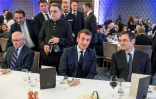Patrick Devedjian (d) aux côtés du président Emmanuel Macron (c), le 29 janvier 2020 lors du dîner du Conseil de coordinations des organisations arméniennes de France