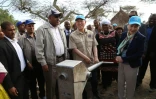 Le secrétaire général de l'ONU Ban Ki-moon (C) à une pompe à eau à Ogolcho, en Ethiopie lors d'une tournée le 31 janvier 2016