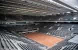 A trois jours du tournoi de Roland-Garros, sa jauge de spectateurs a été resserrée une fois de plus, de 5.000 à 1.000 spectateurs par jour
