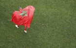 Le milieu de terrain Fayçal Fajr quitte la pelouse avec le drapeau marocain sur le dos, après l'élimination de son équipe du Mondial, battue par le Portugal le 20 juin 2018 à Moscou