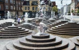 Des habitants se rafraichissent dans les fontaines de la Toldbod Plads à Aalborg, au Danemark, le 24 juillet 2019