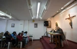 Rafael Arango (D), président de la Corporation Bethléem Maison Fraternelle, étudie la Bible avec des dizaines de croyants, le 2 septembre 2017 dans le nord-ouest de Bogota