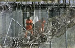 Des détenus de la prison de Guantanamo, le 27 janvier 2002 à Cuba