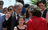 Steven Spielberg présente son film "Le Bon Gros Géant" à Cannes le 14 mai 2016, avec la jeune actrice Ruby Barnhill (c) et l'actrice britannique Rebecca Hall (d)