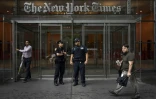 Des policiers postés devant le siège du New York Times le 28 juin 2018 à Manhattan, après une attaque mortelle contre un journal à Annapolis (Maryland)