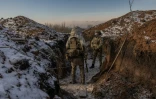 Des soldats ukrainiens dans une tranchée sur la ligne de front, près de Koupiansk, dans la région de Kharkiv, le 23 janvier 2024