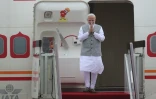 Le Premier ministre indien Narendra Modi salue à son arrivée à Qingdao, en Chine, pour le sommet de l'Organisation de coopération de Shanghai, le 9 juin 2018