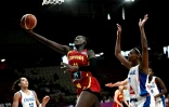 L'Espagnole Awa Fam (au centre) et la Française Valeriane Ayayi (à droite) lors de la demi-finale de l'Euro de basket entre la France et l'Espagne au Pirée (Grèce) le 27 juin 2025